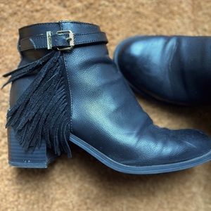 Black tassel Chelsea boots